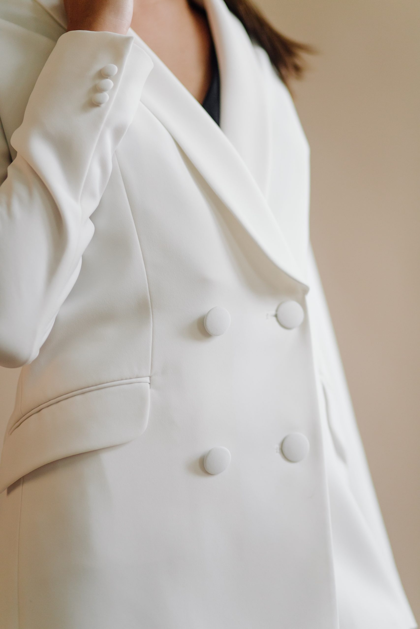 Blusa satinada con detalles elegantes