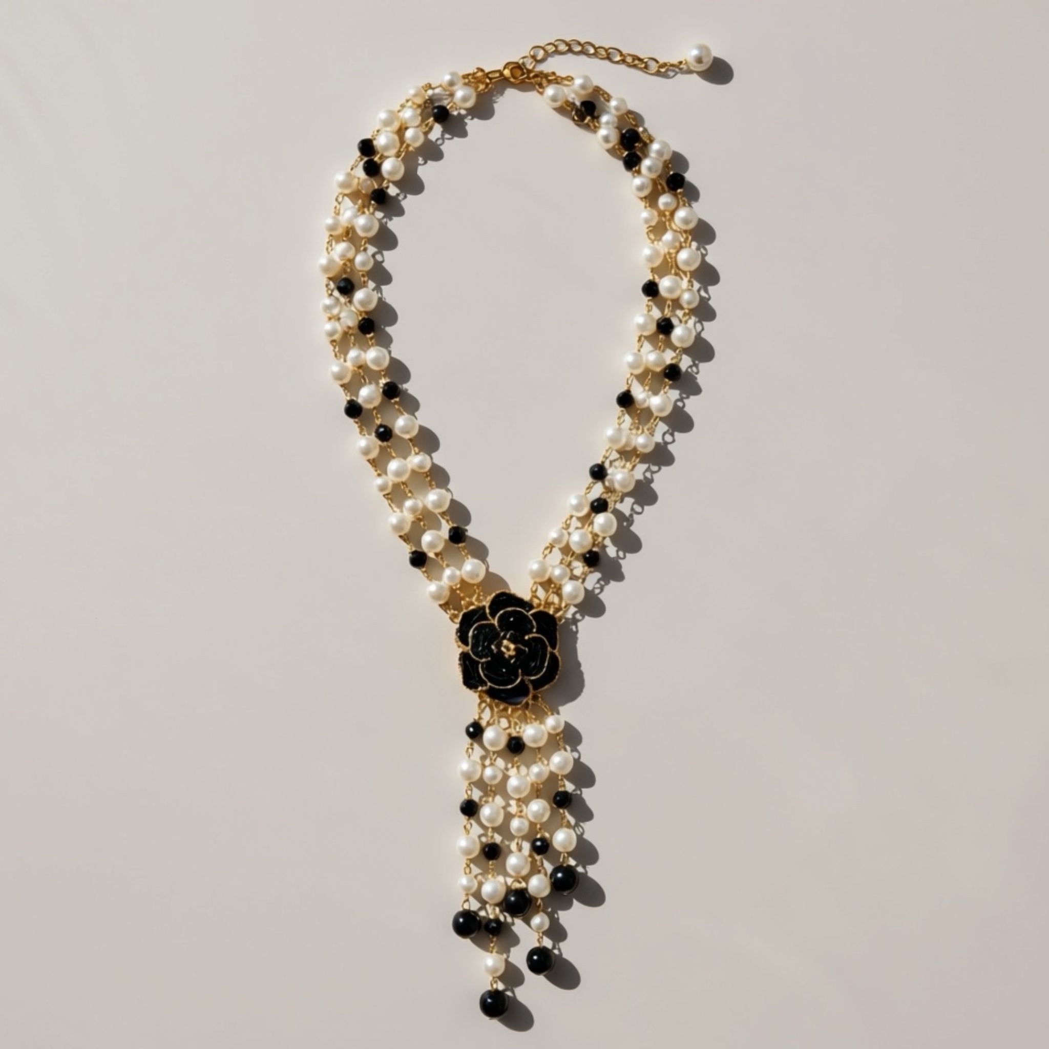 collar dorado flor negra